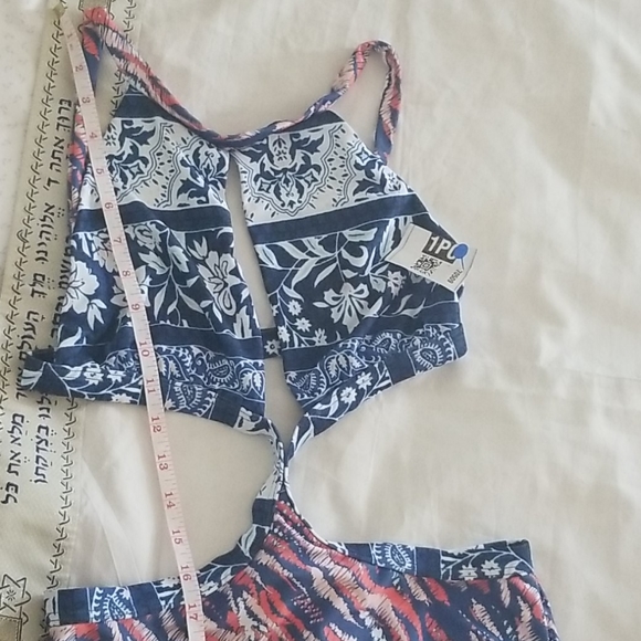 Peekaboo swimming suit - Picture 6 of 8